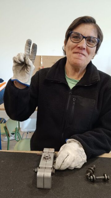 🔧🌊 Presentámosvos a Marisa, unha das persoas encargadas de abrir moldes en Vogavoga 🌊🔧

O seu traballo é clave, cada molde que abre é un paso máis na transformación: do residuo a un novo recurso. ♻️

En Vogavoga cremos no valor das persoas e no impacto do traballo en equipo ♥️

#Vogavoga #reciclaxe #sostibilidade #plásticoreciclado