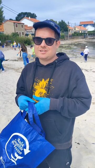 🌊💙 Hoxe presentamos a Luís, unha persoa imprescindible no equipo de Vogavoga 💙🌊

Luís recolle os residuos que o mar devolve á terra. Grazas ao seu traballo, contribuímos a conservar espazos naturais máis limpos, seguros e respectuosos co medio ambiente. ♻️

Cada obxecto retirado da praia é unha pequena vitoria para o noso litoral e para a biodiversidade que o habita. 🏖️

En Vogavoga estamos orgullosos de contar con persoas como Luís, que demostran cada día que o cambio comeza coas accións máis sinxelas, pero tamén coas máis importantes.

#Vogavoga #LimpezaDePraias #MedioAmbiente #EconomíaCircular #EquipoVogavoga 🌊♻️💙